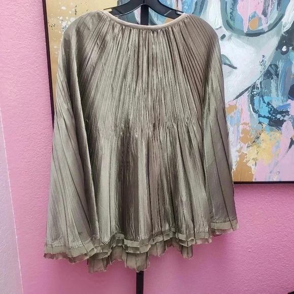 Komarov Gold Crinkle Cape - Picture 2 of 5